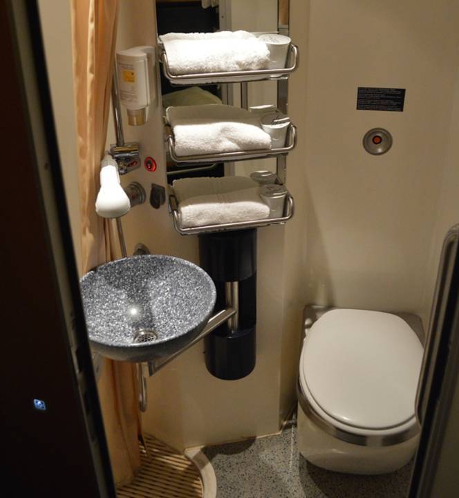 Douche en toilet in de deluxe coupé slaapcoupé van de Nightjet ©Noord West Express