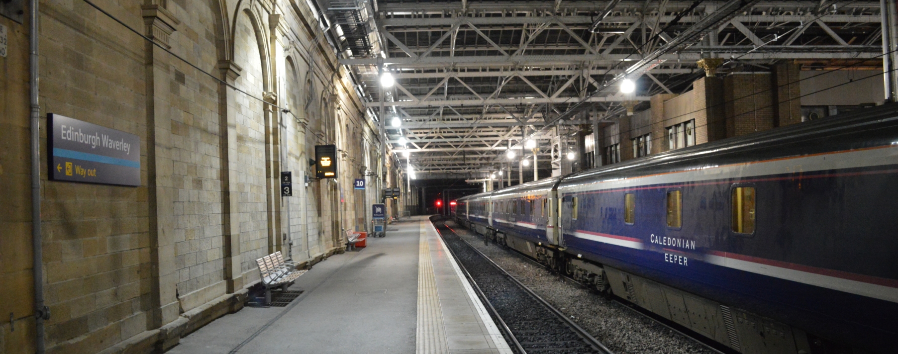 Caledonian Sleeper in Edinburgh Waverley Station ©Noord West Express